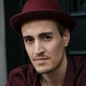 Portrait von Gabriel K. Leutenegger, Absolvent der IAF Schauspielschule, 2020
