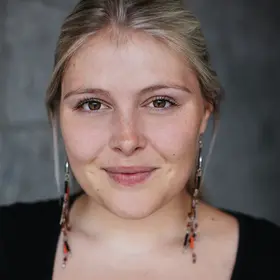 Portrait von Katrin Gettmann, Absolventin der IAF Schauspielschule, 2018