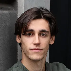Portrait von Luca Anker, Absolvent der IAF Schauspielschule, 2023