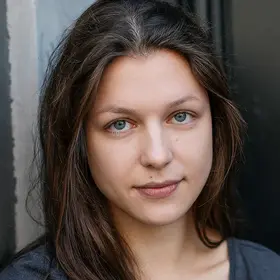 Portrait von Lisa Marie Studtmann, Absolventin der IAF Schauspielschule, 2020