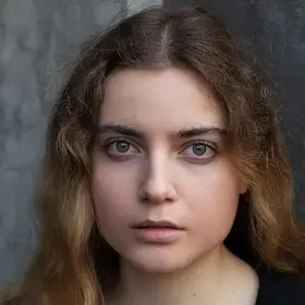 Portrait von Ida Söldner, Absolventin der IAF Schauspielschule, 2022